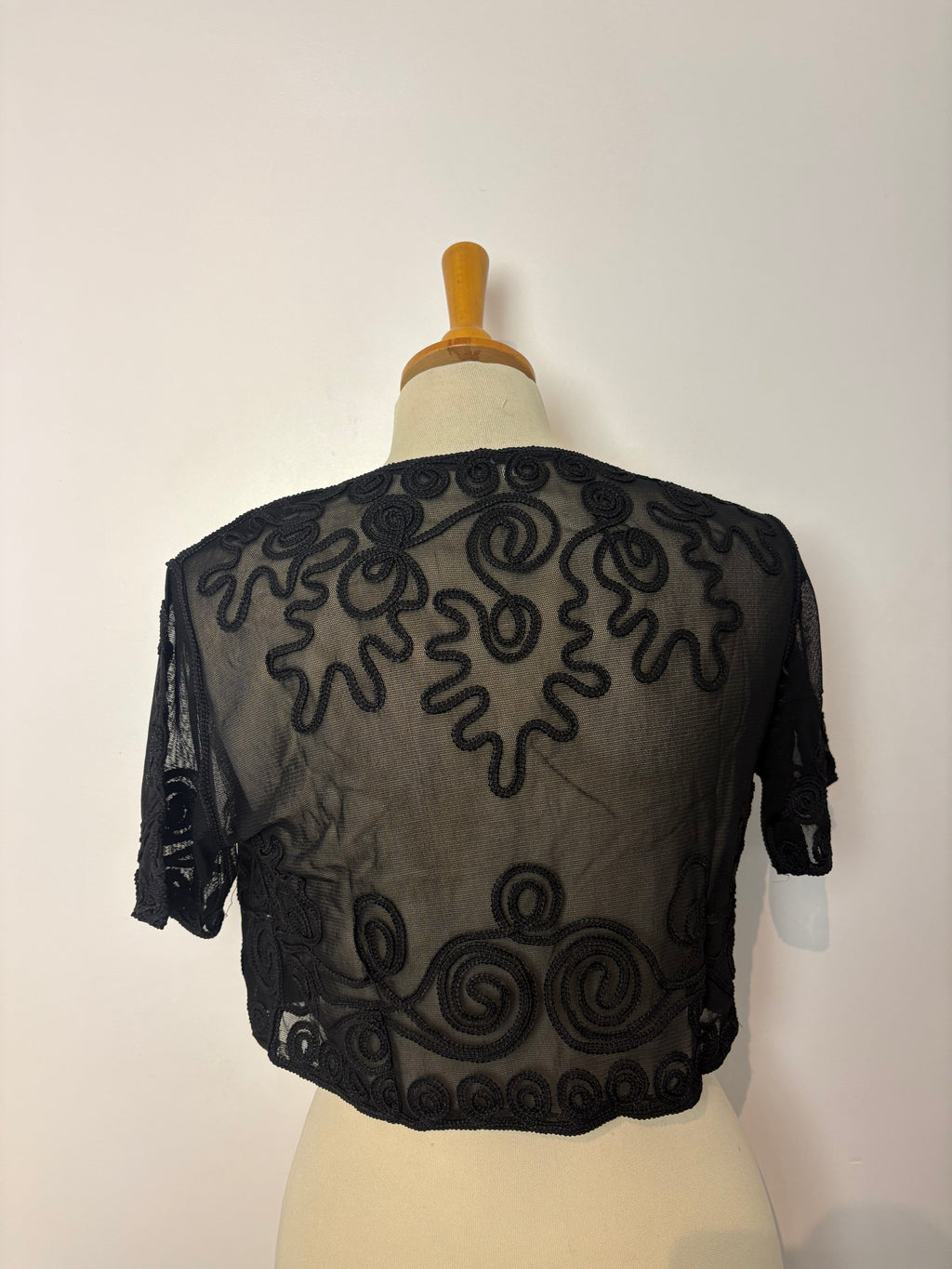 Black mesh cornelli pattern short-sleeve bolero